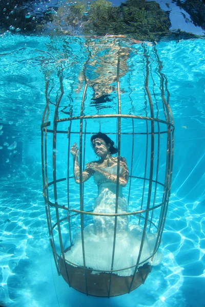 Fantasía novia bajo el agua en una jaula de pájaros — Foto de Stock