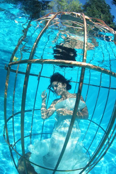 Fantasía novia bajo el agua en una jaula de pájaros — Foto de Stock