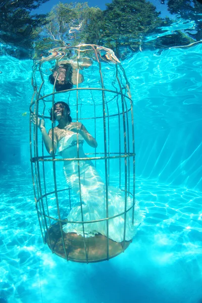 Fantasía novia bajo el agua en una jaula de pájaros — Foto de Stock