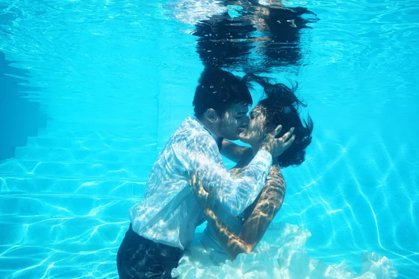 Groom and bride kissing underwater — Stock Photo, Image