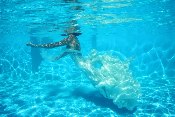 Fantasía novia nadando bajo el agua — Foto de Stock