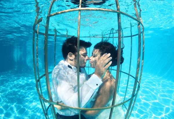 Mariée romantique et marié sous l'eau dans une cage à oiseaux — Photo