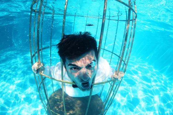 Divertido novio bajo el agua en una jaula de pájaros — Foto de Stock