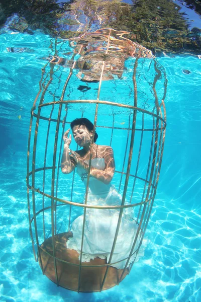 Fantasía novia bajo el agua en una jaula de pájaros —  Fotos de Stock