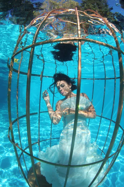 Mariée fantastique sous l'eau dans une cage à oiseaux — Photo