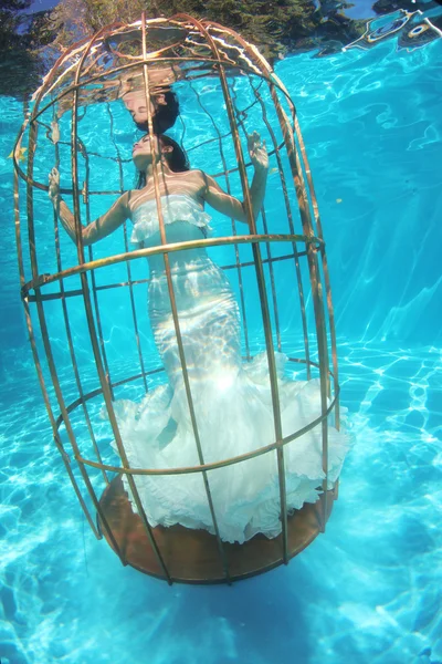 Fantasy sposa sott'acqua in una gabbia per uccelli — Foto Stock