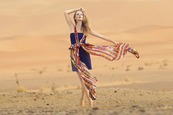 Retrato de una mujer hermosa en un vestido en el desierto caliente —  Fotos de Stock