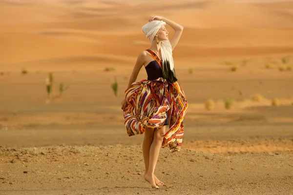 Retrato de una mujer de belleza en un vestido en el desierto caliente —  Fotos de Stock