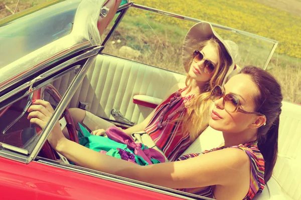 Piękne kobiety jazdy czerwony samochód retro vintage noszenie akcesoria — Zdjęcie stockowe