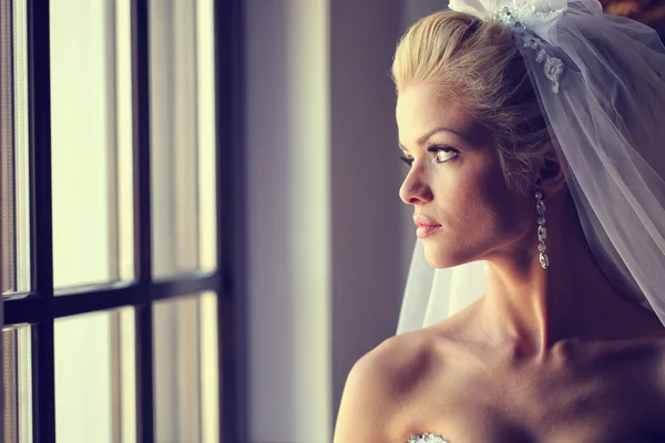 Néz az ablakon keresztül a gyönyörű menyasszony — Stock Fotó
