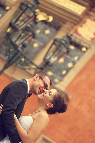 Brudgummen och bruden på sin bröllopsdag — Stockfoto