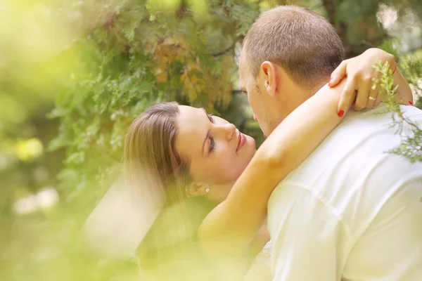 Noivo e noiva em seu dia de casamento — Fotografia de Stock