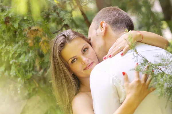 Noivo e noiva em seu dia de casamento — Fotografia de Stock