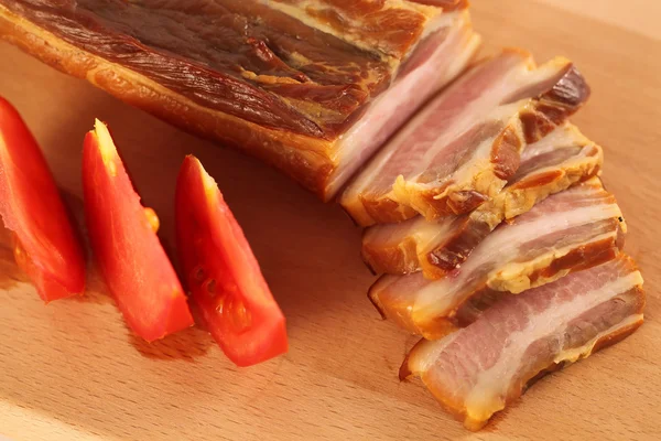 Leckeres Schweinebauch Fleisch mit Tomaten — Stockfoto