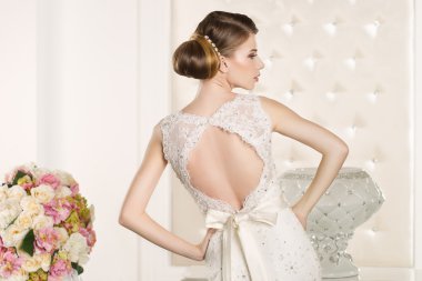 süper beyaz gelinlik giyen güzel gelin