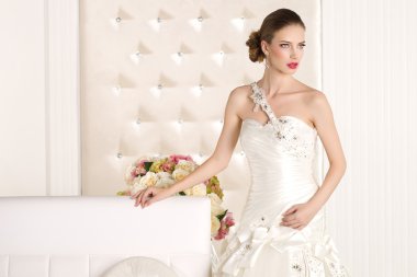 süper beyaz gelinlik giyen güzel gelin