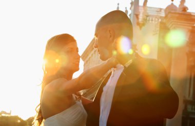 Gelin ve damat şehirde günbatımında dans