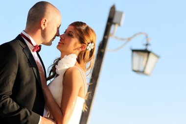 Gelin ve damat öpüşüyor.