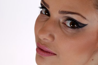 Beyaz arka plan üzerinde izole çekici genç kız modeli