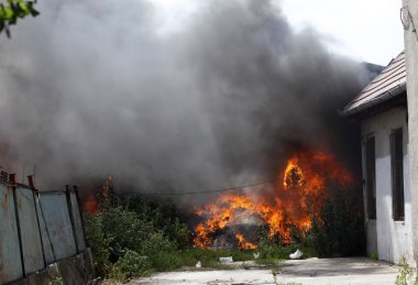 Tam alev içinde eski bina