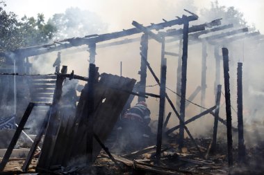 Tam alev içinde eski bina