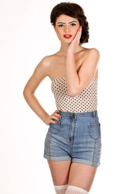 çekici esmer stüdyoda poz