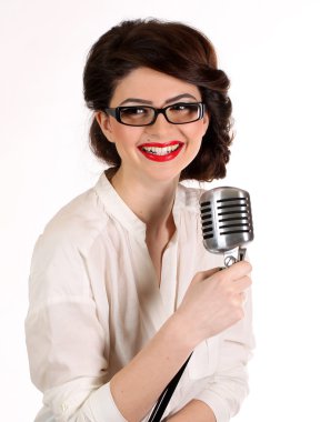 çekici esmer stüdyoda poz