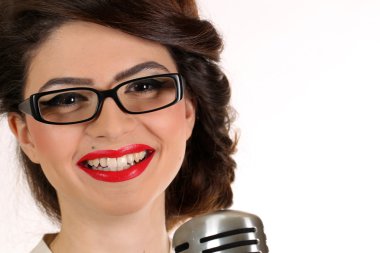 çekici esmer stüdyoda poz