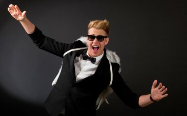 Yakın çekim yakışıklı genç melek adam portresi