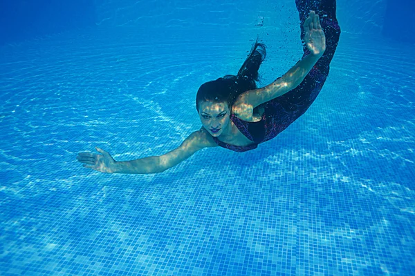 Mujer bajo el agua nadando con su vestido puesto — Foto de Stock