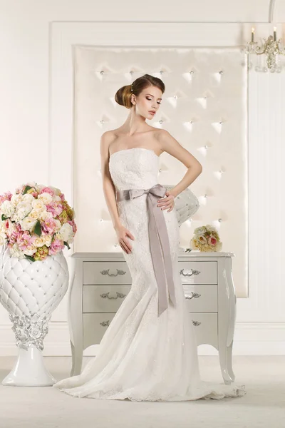 Hermosa novia con un magnífico vestido de novia blanco —  Fotos de Stock