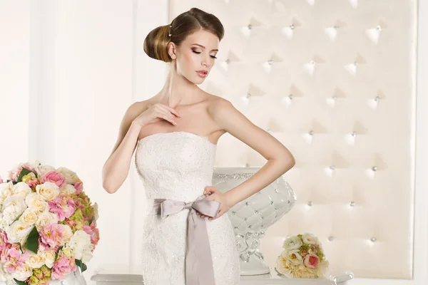 Wunderschöne Braut trägt ein herrliches weißes Hochzeitskleid — Stockfoto