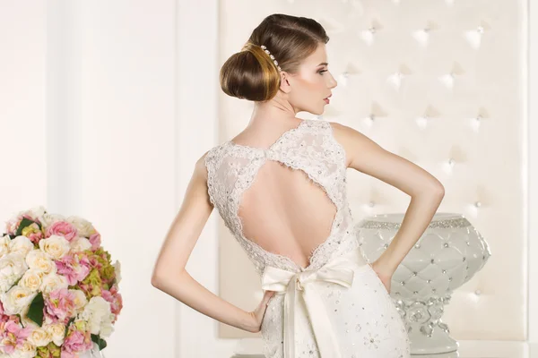 Splendida sposa indossa un abito da sposa bianco superbo — Foto Stock