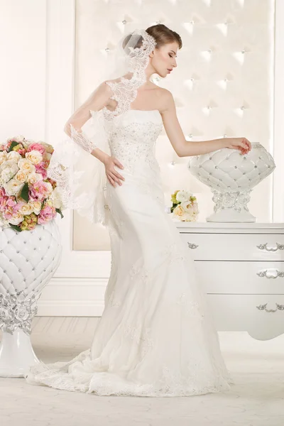 Splendida sposa indossa un abito da sposa bianco superbo — Foto Stock