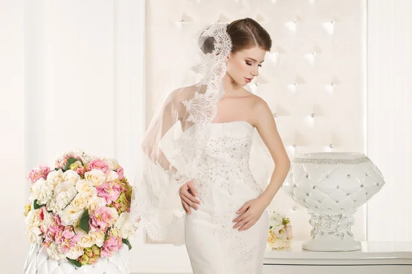 Splendida sposa indossa un abito da sposa bianco superbo — Foto Stock