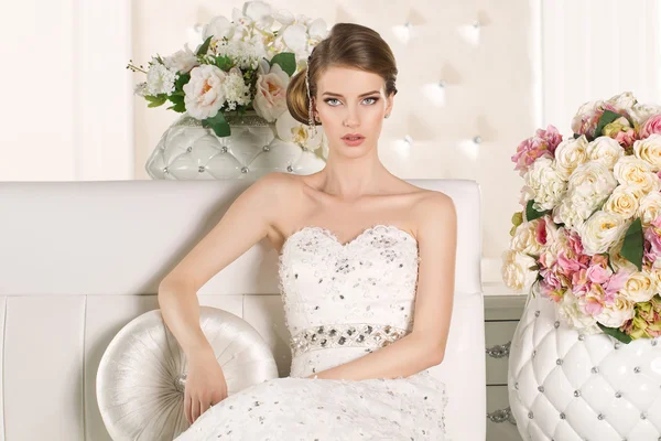 Nádherná nevěsta nádherné bílé svatební šaty — Stock fotografie