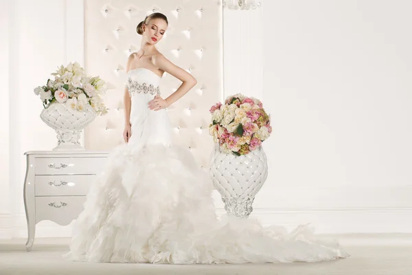 Wunderschöne Braut trägt ein herrliches weißes Hochzeitskleid — Stockfoto