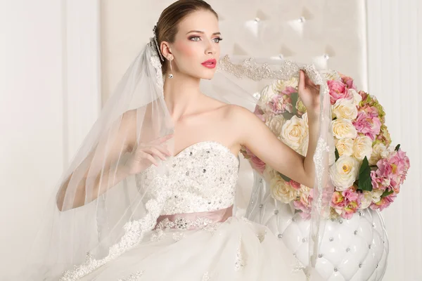 Splendida sposa indossa un abito da sposa bianco superbo — Foto Stock