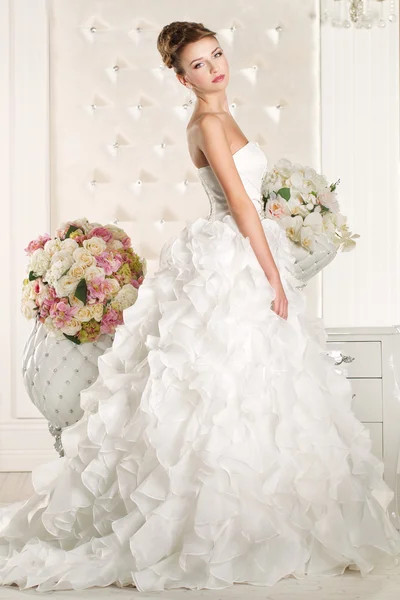 Gorgeous bride wearing a superb  white wedding dress — Stock Photo, Image