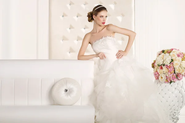 Splendida sposa indossa un abito da sposa bianco superbo — Foto Stock