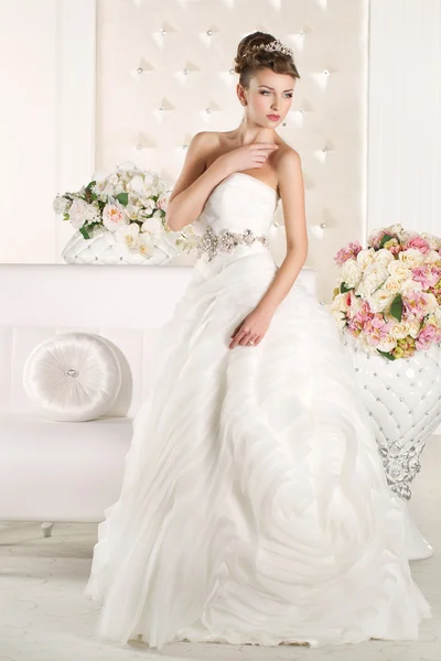 Splendida sposa indossa un abito da sposa bianco superbo — Foto Stock