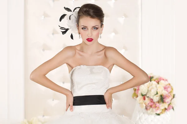 見事な白いウェディング ドレスを着て豪華な花嫁 — ストック写真
