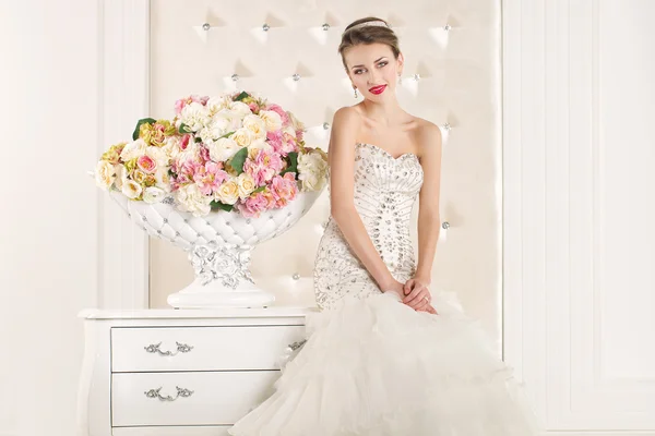 Splendida sposa indossa un abito da sposa bianco superbo — Foto Stock