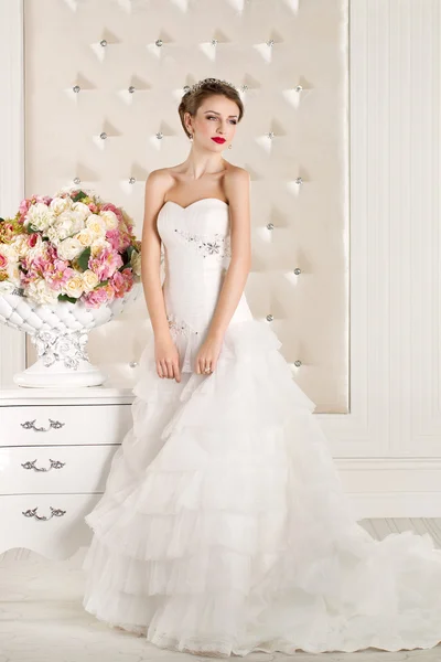 Великолепная невеста в превосходном белом свадебном платье — стоковое фото