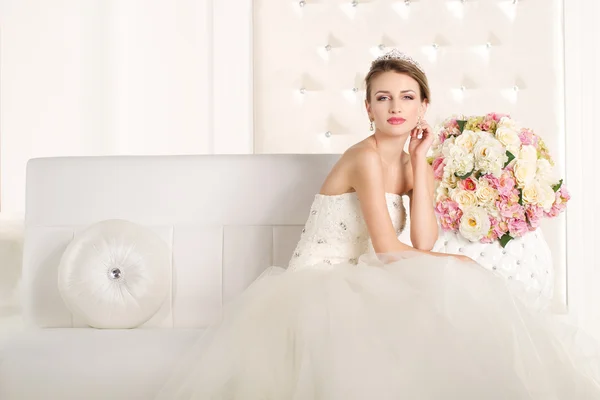 Splendida sposa indossa un abito da sposa bianco superbo — Foto Stock