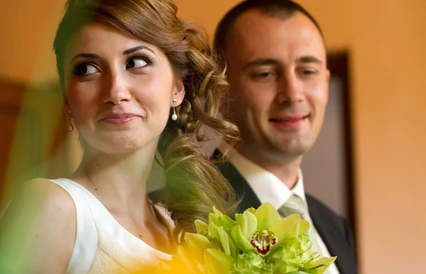 Bride and groom at signing wedding contract register — Stock Photo, Image