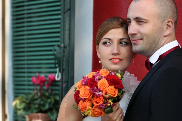 Marié et mariée avec bouquet de mariage — Photo