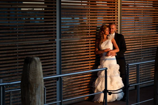 Brudgummen och bruden utomhus på en sunnt dag — Stockfoto