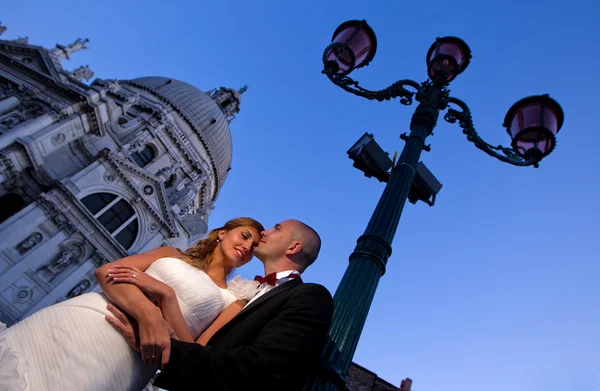 Noivo e noiva na cidade ao pôr do sol — Fotografia de Stock