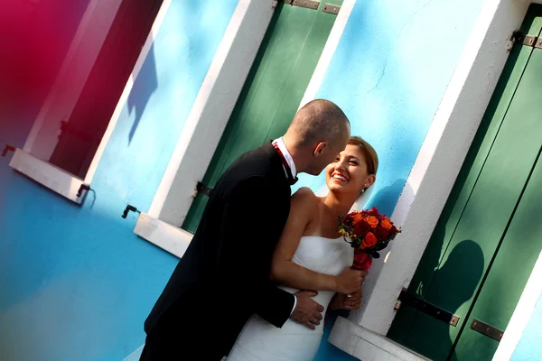 Bride and groom in the city — Stock Photo, Image